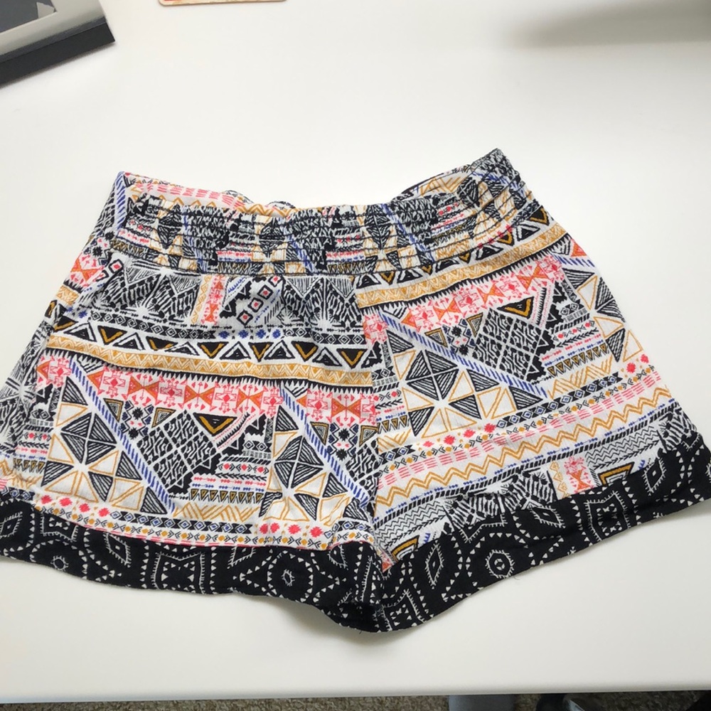 Flowy Patterned Shorts - Picture 2 of 7
